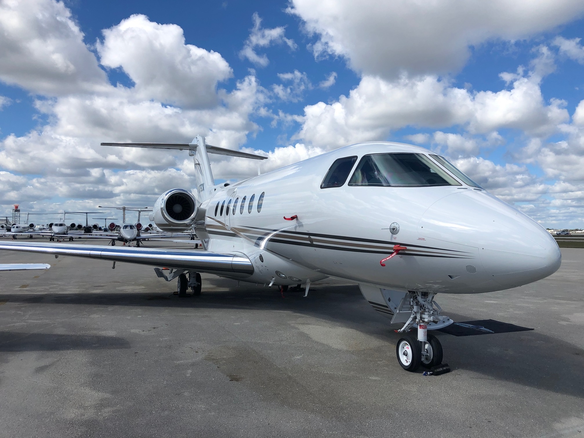 Hawker 4000 super midsize jet for Nashville charter
