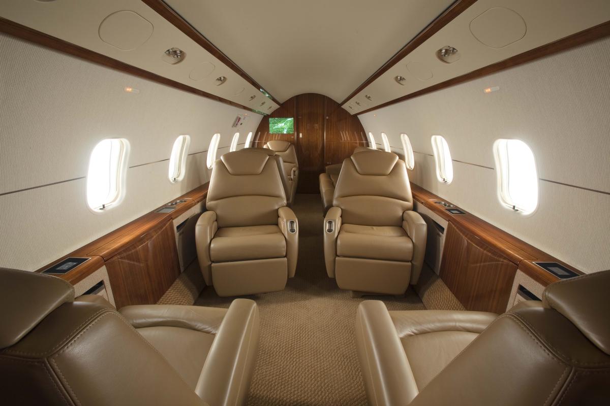 Bombardier Challenger 300 cabin for Nashville charter